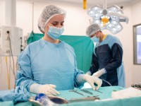 Eine operationstechnische Assistentin richtet die Materialien für eine bevorstehende Operation her.