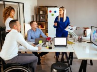 Das Team einer PR-Agentur bespricht das weitere Vorgehen der neuen Werbekampagne. 