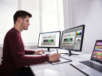 Ein Kommunikationsdesigner erstellt eine Werbekampange für ein Dienstleistungsunternehmen.