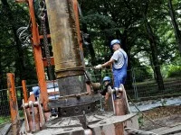 Brunnenbauer bohren nahe dem Wasserwerk Wuhlheide einen Grundwasserbrunnen zur Trinkwassergewinnung.