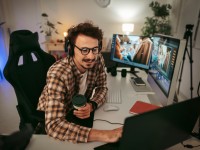 Ein Mediendesigner arbeitet am letzten Schliff eines Werbefilms.