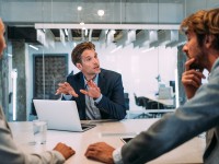 Ein Managementassistent berät die Geschäftsführung zu einer bevorstehenden Verhandlung mit dem neuen Geschäftspartner.