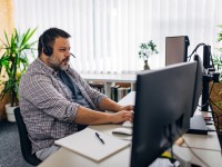 Ein Assistent für Informatik und allgemeine Informatik leistet remote und telefonisch Support bei einem Kunden.