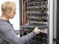Ein Assistenten für Softwaretechnik erweitert die IT-Infrastruktur im Server-Raum.