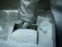 Ein Mitarbeiter eines Metallwerkes nimmt eine Probe von dem Silberpulver.
