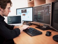 Ein Assistent für technische Informatik programmiert ein internationales Netzwerk für sein Unternehmen. 