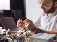 Ein Assistent für Wirtschaftsinformatik passt die Hardware an den neuen Bedarf des Unternehmens an.