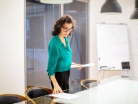 Eine kaufmännische Assistentin/ Wirtschaftsassistentin für Betriebswirtschaft bereitet die nächste Abteilungsbesprechung vor.  