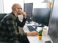 Ein mathematisch-technischer Assistent entwickelt ein neues Softwareprogramm.