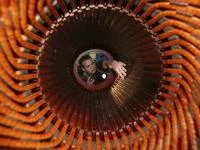 Ein Elektroniker für Maschinen und Antriebstechnik wartet einen Elektromotor.