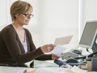 Eine kaufmännische Assistentin/ Wirtschaftsassistentin für Büro und Sekretariat kümmert sich um die Post für das mittlere Management.