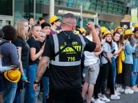 Eine Fachkraft für Schutz und Sicherheit überwacht den Einlass beim Schlossgrabenfest in Darmstadt.