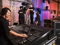 Fachkräfte für Veranstaltungstechnik organisieren den Ton- und Lichtaufbau auf einer Bühne im Kongresszentrum der Messe Schweiz.