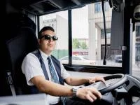 Eine Fachkraft im Fahrbetrieb steuert einen Bus der Berliner Verkehrsbetriebe durch die Berliner Innenstadt.