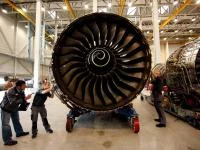 Ein Fluggerätmechaniker und ein Prüfingenieur überprüfen ein Triebwerk vom Typ Trent 900 von Rolls-Royce für den Antrieb des Airbus A380.