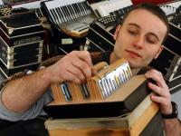 Ein Handzuginstrumentenmacher arbeitet an einem Bandoneon mit 144 Tönen.