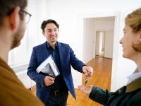 Der schönste Moment beim Wohnungskauf: Der Immobilienkaufmann übergibt die Schlüssel für das Eigenheim.