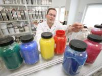 Ein Lacklaborant prüft im Labor der Lankwitzer Lackfabrik in Osterwieck die Qualität einer Farbe.