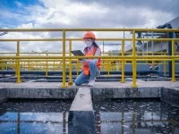 Eine Umwelttechnologin für Abwasserbewirtschaftung prüft die Qualität des Abwassers aus dem Abwasserbehandlungsteich