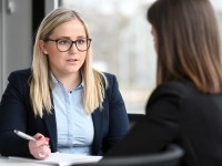 Eine Personaldienstleistungskauffrau führt ein Vorstellungsgespräch mit einer Bewerberin.