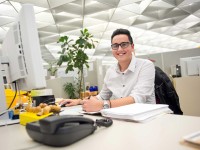 Ein Sozialversicherungsfachangestellter bei der Deutschen Rentenversicherung kümmert sich um die Rentenermittlung.