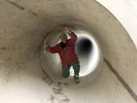 Ein Kanalbauer inspiziert eine Rohrverbindung in Herten.