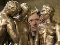Eine Metallbildnerin arbeitet in der Kunstgießerei Hann an einer Figurengruppe aus Bronze des Künstlers Robert Metzkes.