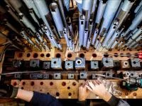 Zwei Orgelbauer bauen mehrere Orgelpfeifen der historischen Gloger-Orgel in der St. Severi-Kirche zur Restauration aus.