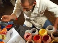 Ein Pelzveredler bereitet im Labor Färbemittel und Gerbstoffe vor.