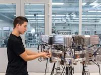 Ein Produktionstechnologe arbeitet bei Trumpf in Ditzingen an einem Laserresonator.