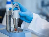 Ein Prüftechnologe Keramik überprüft die Eigenschaften eines Pulvers im Labor.
