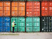 Ein Schifffahrtskaufmann sucht seinen Container mit zu verschiffenden Waren.