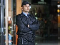 Eine Servicekraft für Schutz und Sicherheit bewacht ein Einkaufszentrum.