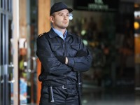 Eine Servicekraft für Schutz und Sicherheit bewacht ein Einkaufszentrum.