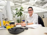 Ein Sozialversicherungsfachangestellter bei der Deutschen Rentenversicherung kümmert sich um die Rentenermittlung.