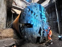 Ein Spezialtiefbauer prüft die Tunnelbaumaschine Vera nach ihrem Einsatz beim Bau der Hafencity-U-Bahn U4 in Hamburg.