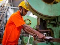 Ein Stanz- und Umformmechaniker arbeitet an der Lochstanzmaschine.