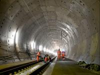 Tiefbaufacharbeiter prüfen die Gleise im Tunnel auf der Bahnstrecke Wendlingen - Ulm.