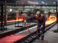 Ein Verfahrenstechnologe Metall der Brandenburger Elektrostahlwerke arbeitet an einer Produktionslinie für Stahlherstellung.