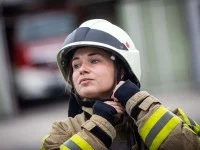 Eine Werkfeuerwehrfrau am Forschungs- und Produktionsstandort von Merck in Darmstadt ist bereit zum Einsatz.